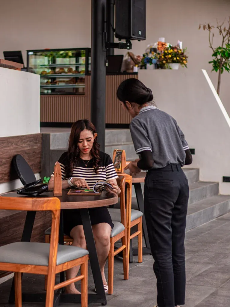 Penataan prasmanan pernikahan Niki Eco Catering di Jawa Timur